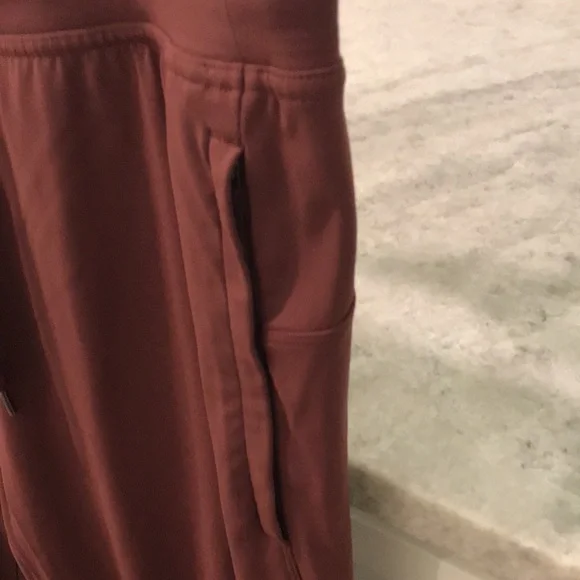 CRZ Yoga Joggers Mens Large Burgundy Pants Golf Running Pockets Athletic Travel - Picture 3 of 11